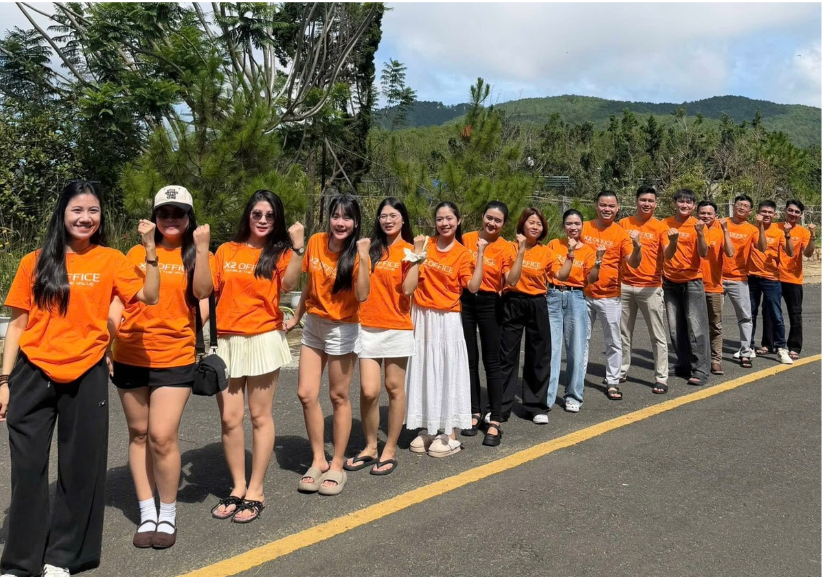 The X2 OFFICE team takes a photo in Da Lat.