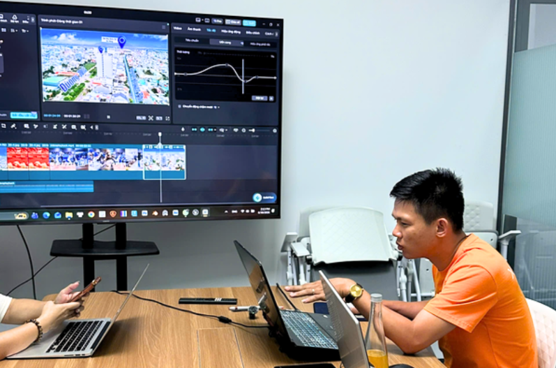 The team leader demonstrating video editing in CapCut PC.