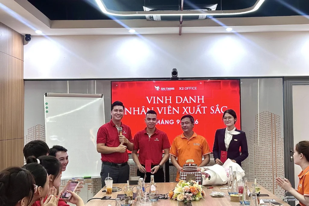 Vinh danh nhân viên X2 OFFICE xuất sắc tháng qua.